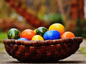 Symbolbild Ostern mit einem Nest voll Ostereier.