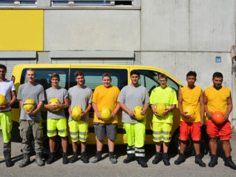 Die neun neuen Lehrlinge bei Hodel.