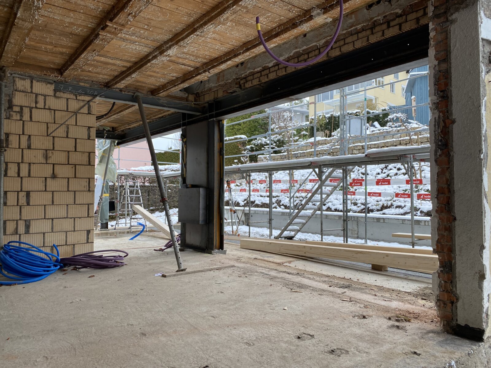 Hodel persönlich engagiert.